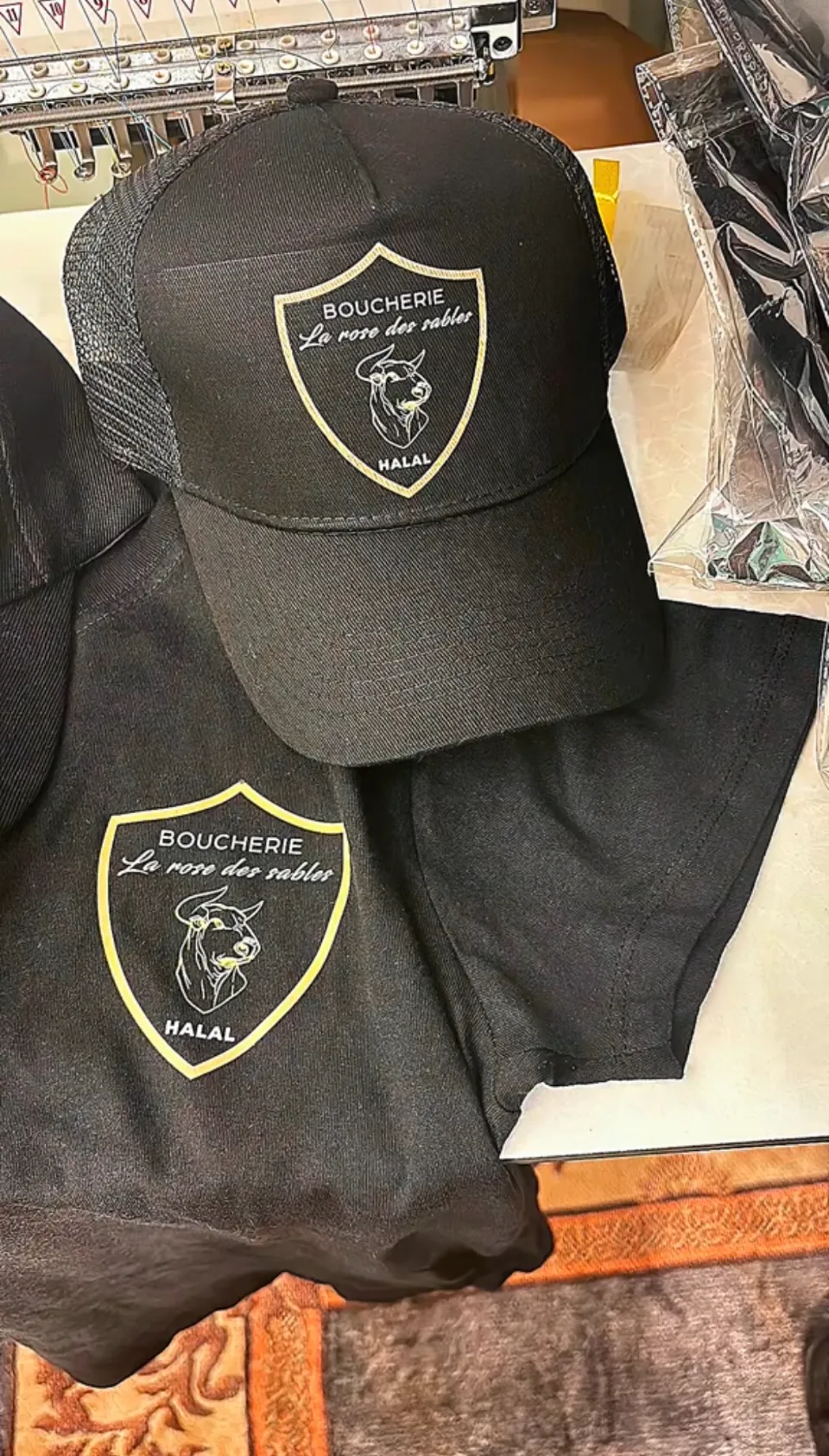 Casquette et t-shirt brodés pour la Boucherie La Rose des Sables