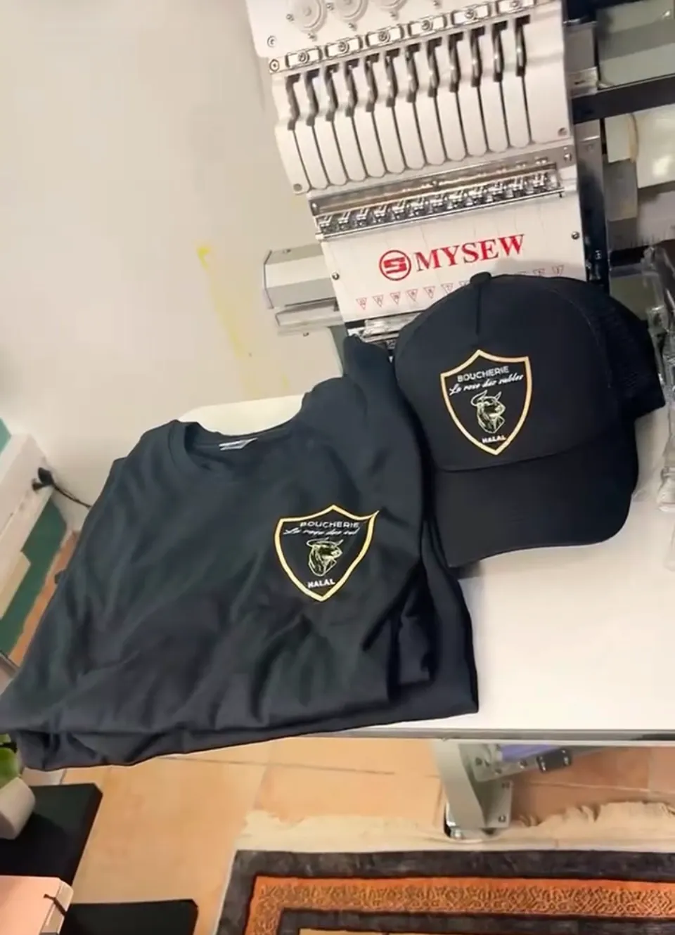 T-shirt et casquette personnalisés pour la Boucherie La Rose des Sables dans l’atelier DIAPRESS