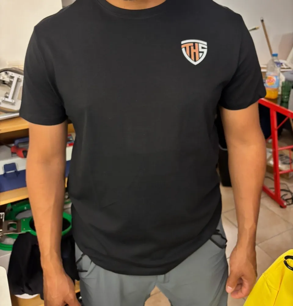 T-shirt noir personnalisé avec le logo Totale Hygiène Sud