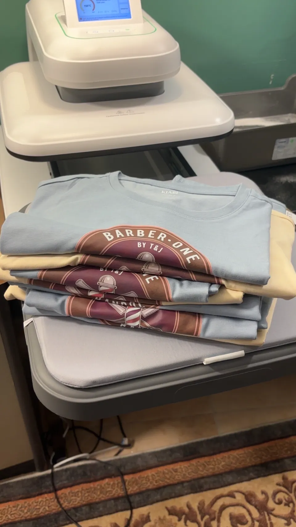 T-shirts Barber One imprimés sur presse à chaud par DIAPRESS