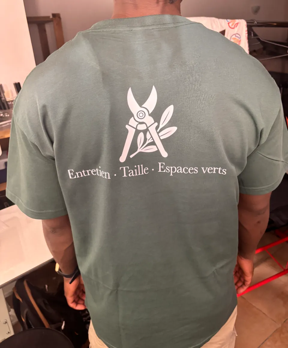 T-shirt vert personnalisé porté avec marquage entretien taille et espaces verts